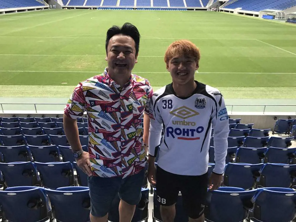 17年、大阪のパナソニックスタジアムを訪れた、たむらけんじ（左）と堂安