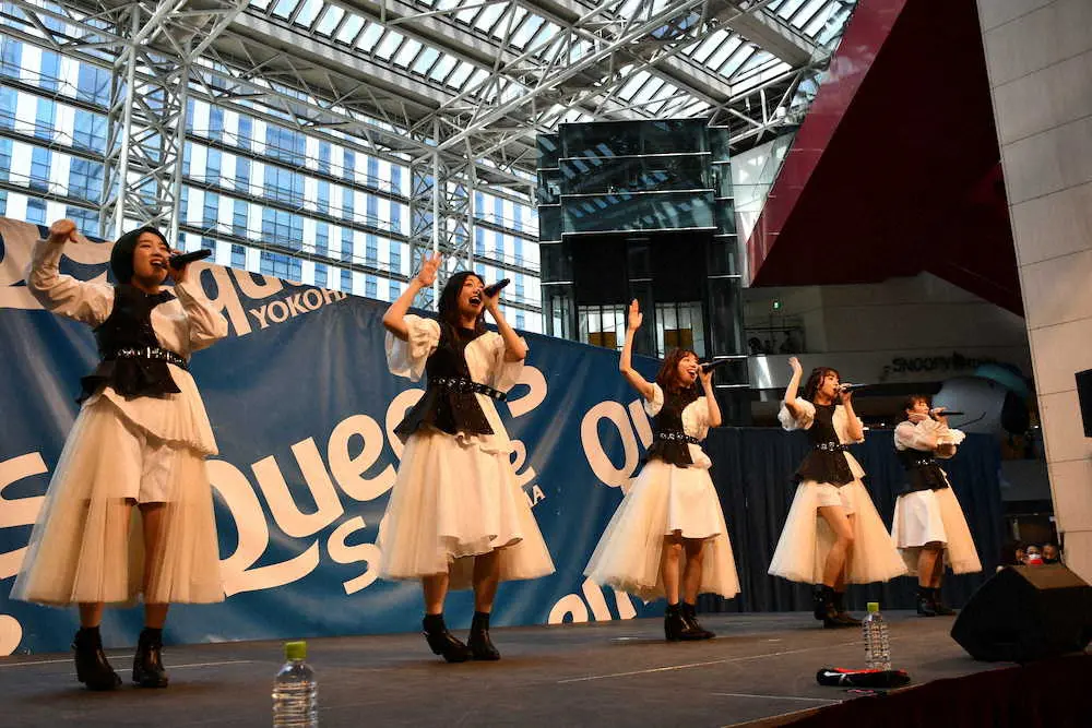 「Dance　Dance　Dance」でパフォーマンスを披露した女性アイドルグループ「私立恵比寿中学」の（左から）柏木ひなた、小林歌穂、真山りか、星名美怜、中山莉子