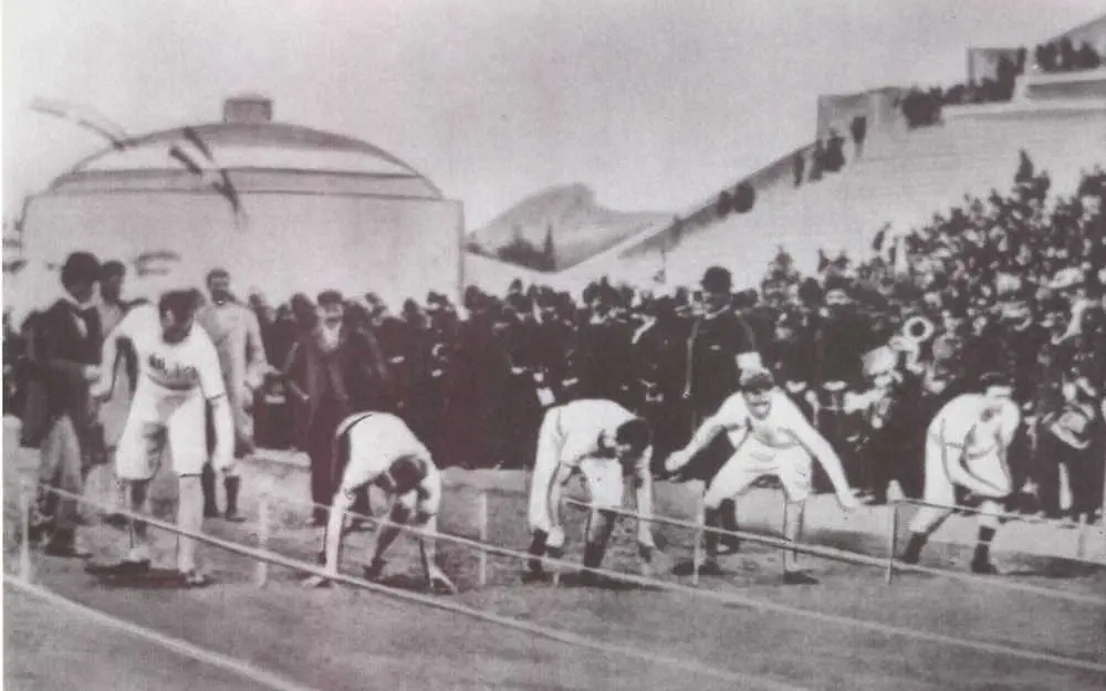 第1回アテネ五輪・陸上100メートル決勝。ただ1人クラウチングスタートを披露した米国のバーク（左から2人目）が優勝した＝1896年4月10日