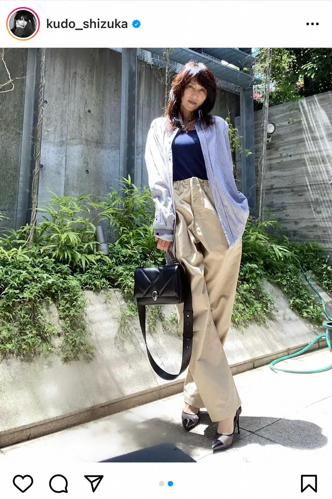【画像・写真】工藤静香　「オーバーサイズは風通しが良くていい」大きめシャツの爽やかコーデに「お美しい」「脚長い」