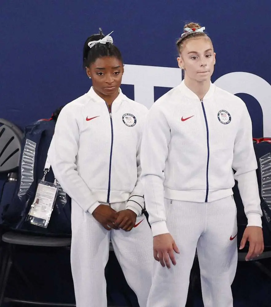 女子団体総合決勝でチームメートの演技を見守る米国のシモーン・バイルス（左）