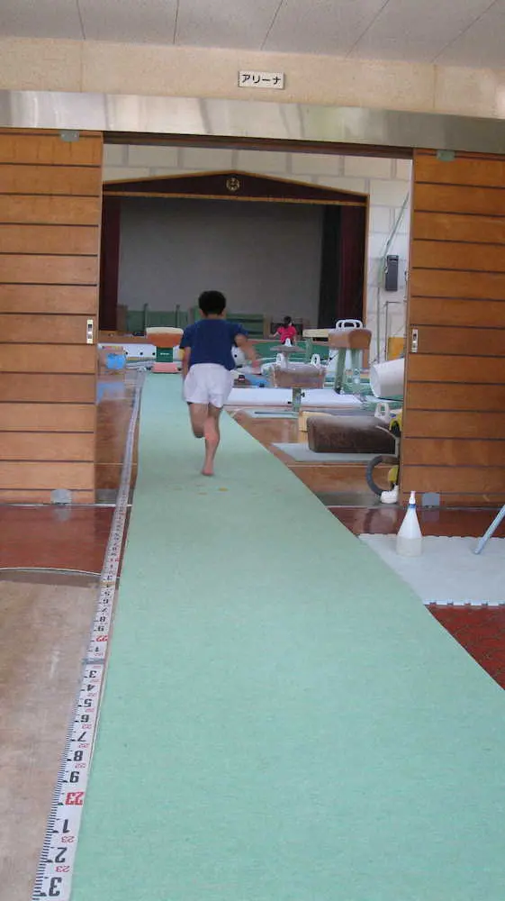 橋本を輩出した「佐原ジュニア体操クラブ」。跳馬の助走は25メートルの距離が取れないため、体育館の外の通路からスタートする。