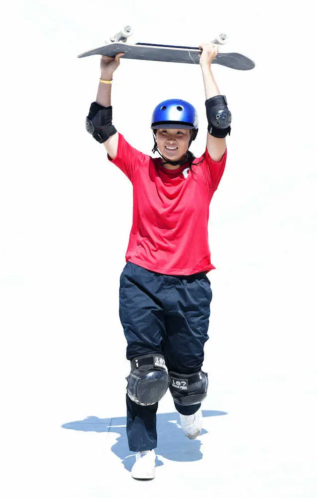 ＜東京五輪　スケートボード・パーク＞決勝3本目の演技を終えた四十住さくらはボードを掲げる