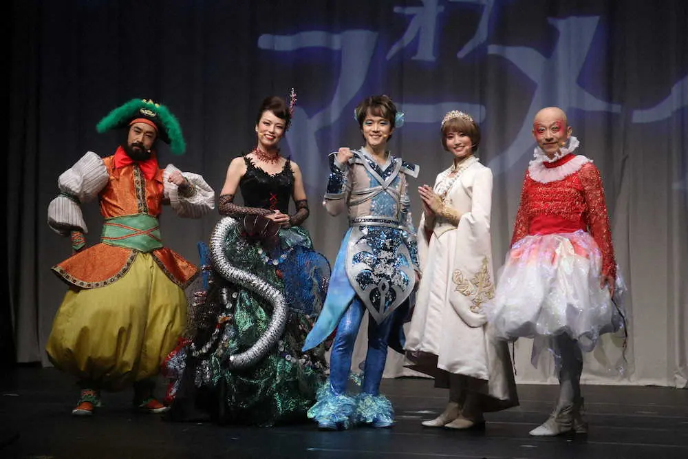 舞台「プリンス・オブ・マーメイド」の公開稽古を行った（左から）津田英佑、彩吹真央、林翔太、七木奏音、植本純米