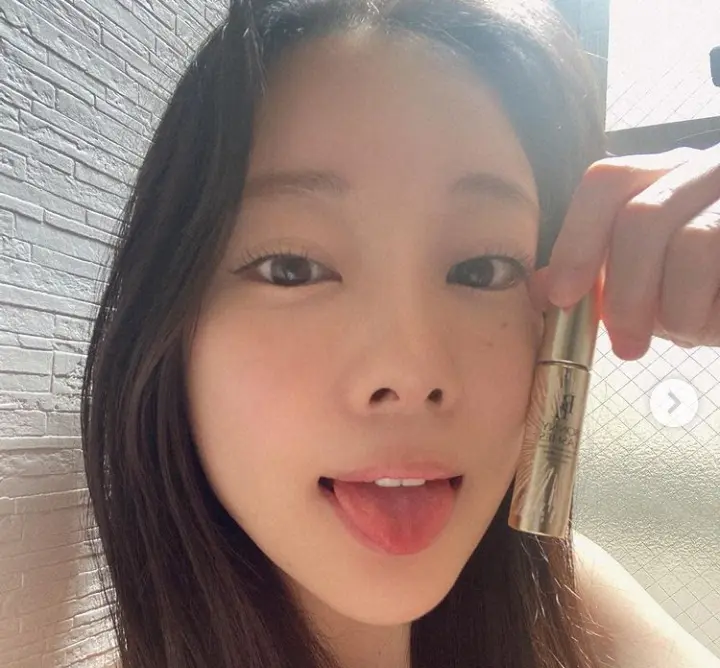 【画像・写真】重盛さと美　舌ペロっ写真公開に「ペロリ最高」「可愛くてしんどい」「エー感じやね」