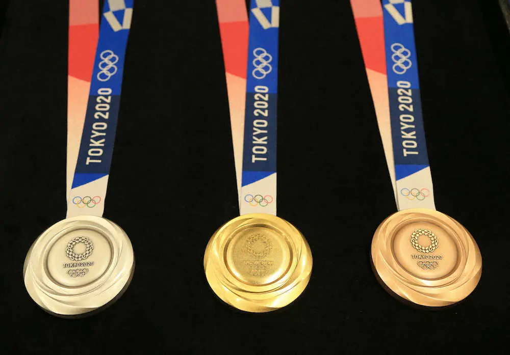 東京五輪のメダル（左から）銀メダル、金メダル、銅メダル