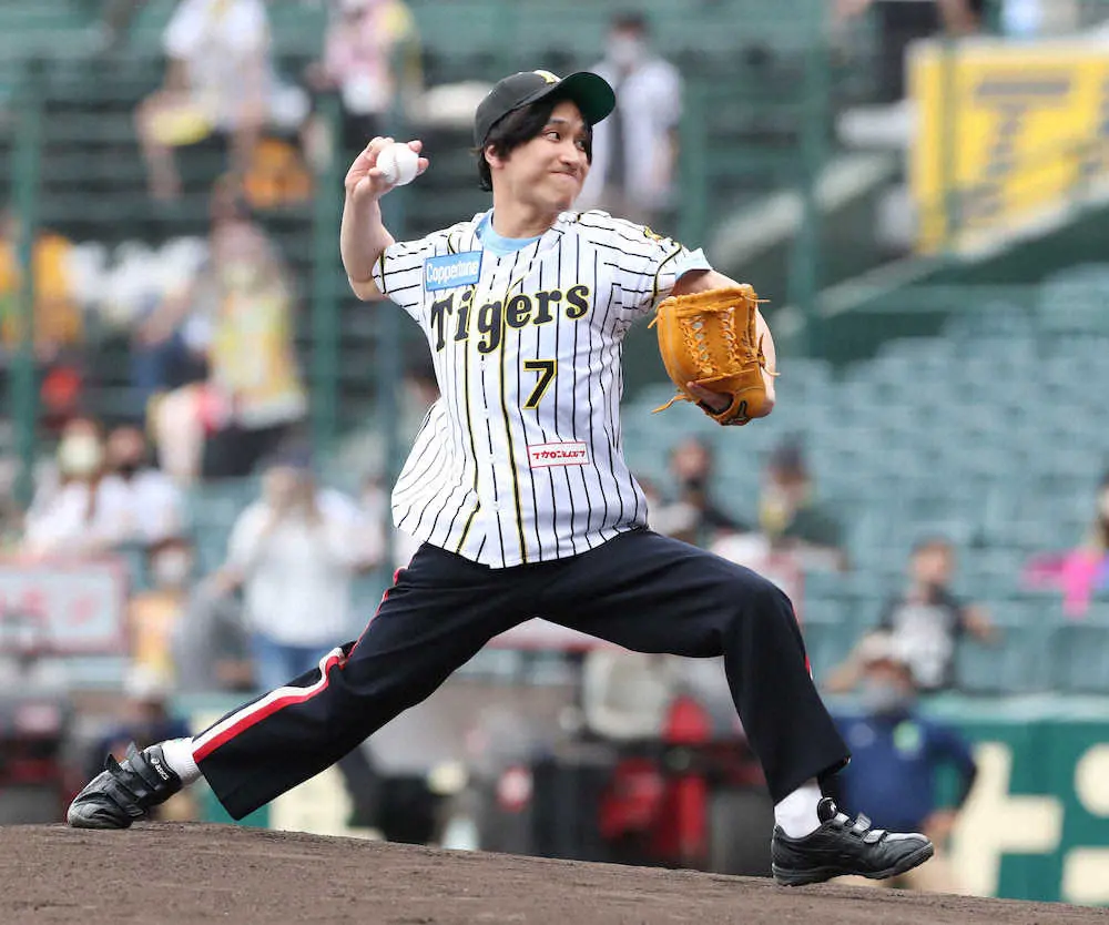 6月27日に行われたプロ野球の阪神―DeNA戦でファーストピッチセレモニーを行ったマカロニえんぴつ・はっとり