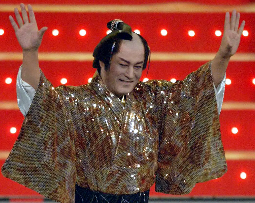 【画像・写真】「マツケンサンバⅡ」を歌う俳優の松平健