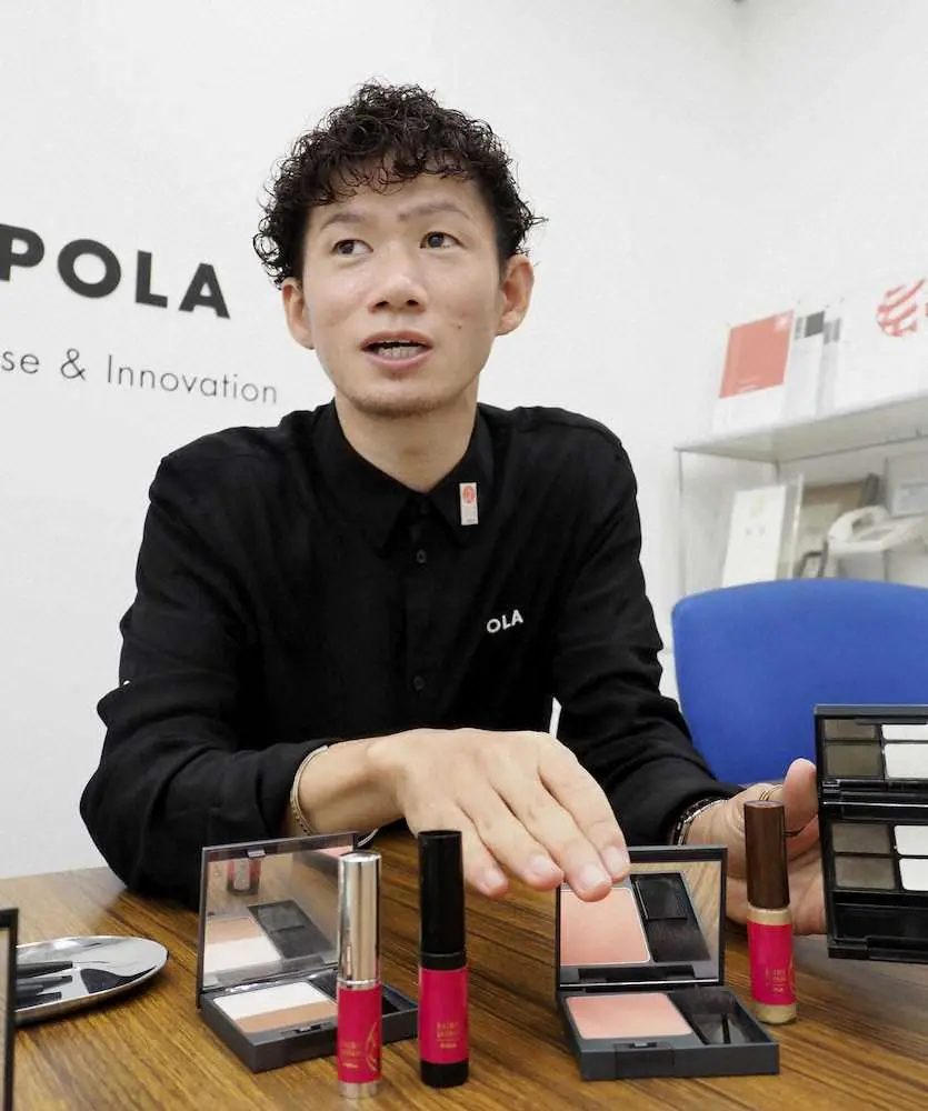 新体操日本代表が使用する化粧品を手に取りながら話す、ポーラの美容コーチ中岡弘喜さん