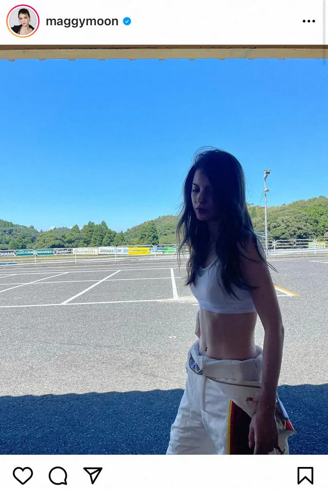 【画像・写真】マギー　レーシングスーツ脱いで美腹筋披露に「細い」「かっこよすぎません？」「腹筋が綺麗すぎる」の声