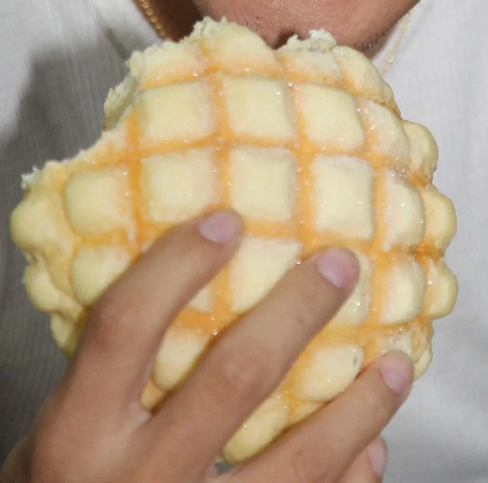 【画像・写真】望月理恵　久々に食べたアーモンド型の「メロンパン」披露「関西人ならわかりますかね？」