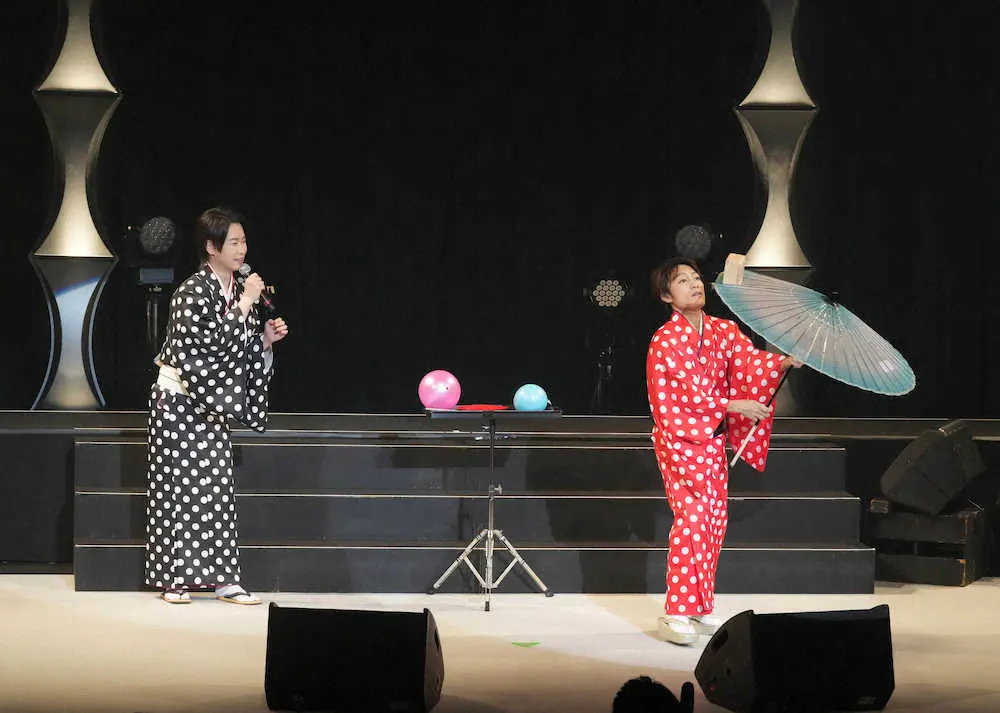「はやぶさ」デビュー10周年記念コンサートで傘回しに挑戦するヒカル（右）。左はヤマト