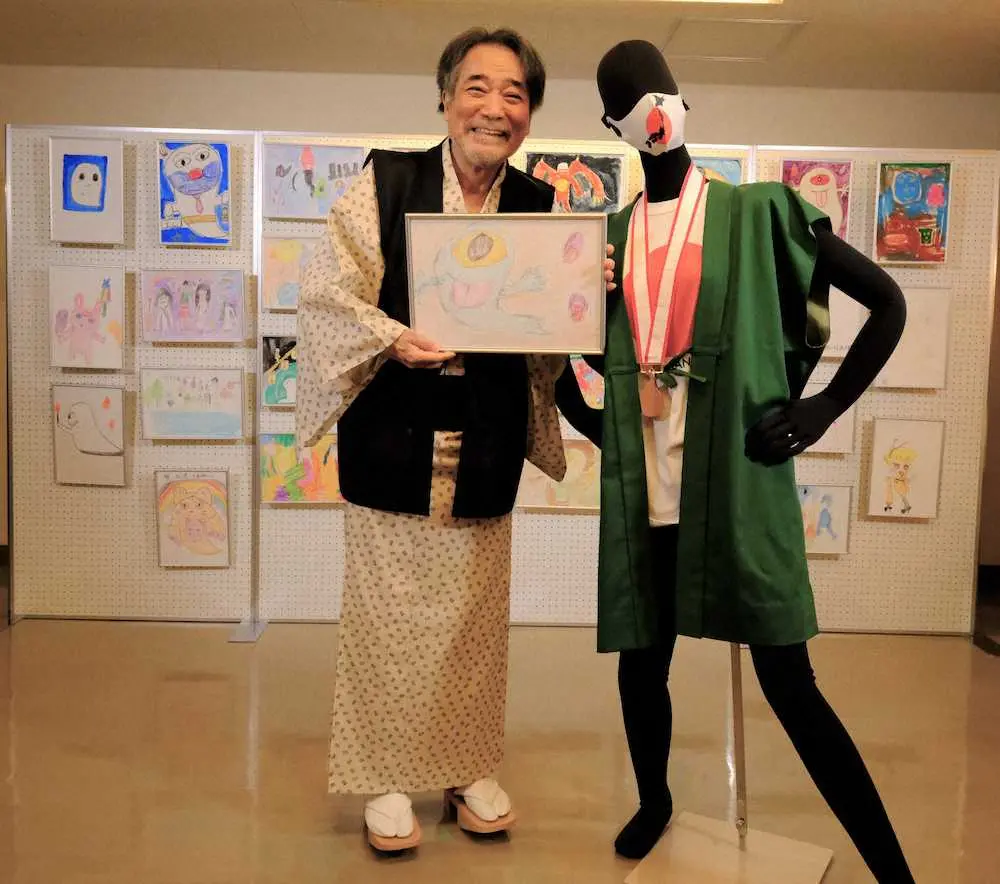 稲川芸術祭の特製記念品グリーンちゃんちゃんこや、全国から届いた絵画作品を披露した稲川淳二
