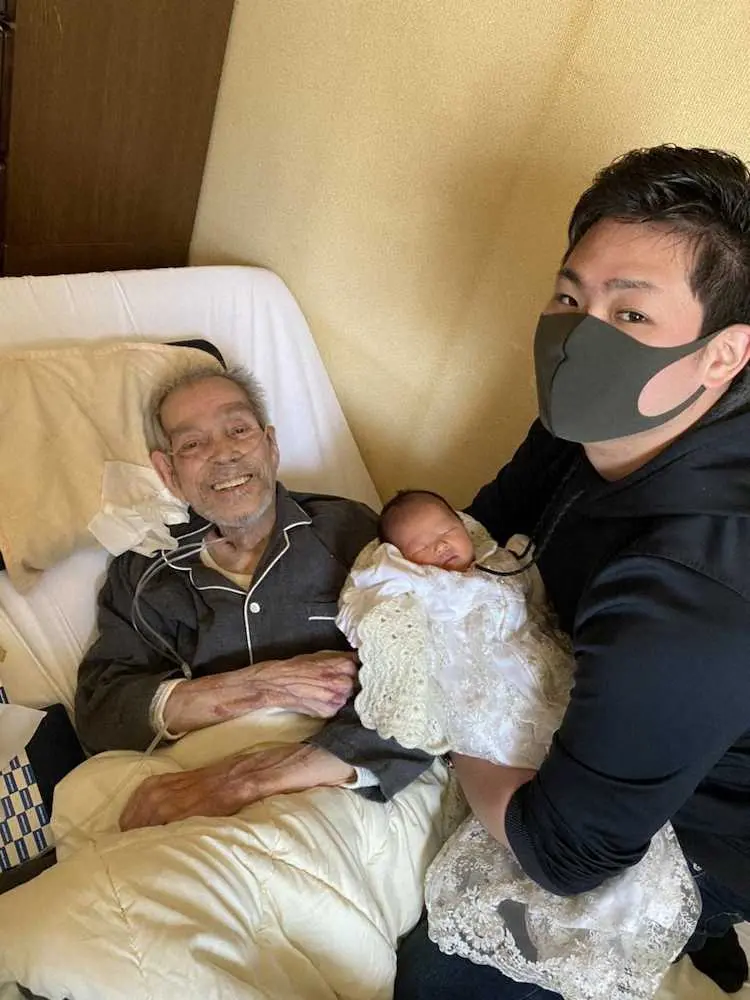 今年2月、孫の夫に抱かれたひ孫の姿に笑顔のジェリー藤尾さん（渡辺友子提供）