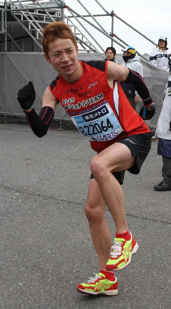 2012年の東京マラソン完走しゴール後、ポーズするお笑いコンビ「げんきーず」の宇野けんたろう