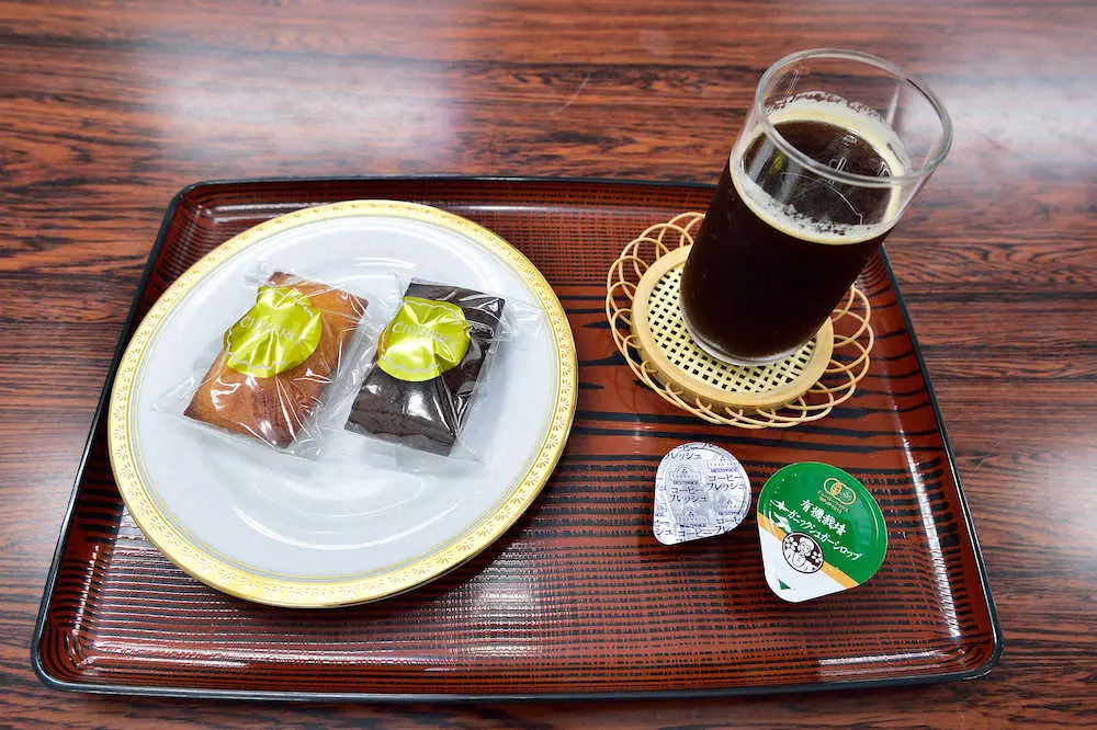 藤井聡太王位に提供された1日目午前のおやつ「ちひろフィナンシェ（極上プレーン/プレミアムショコラ）」とアイスコーヒー（日本将棋連盟提供）