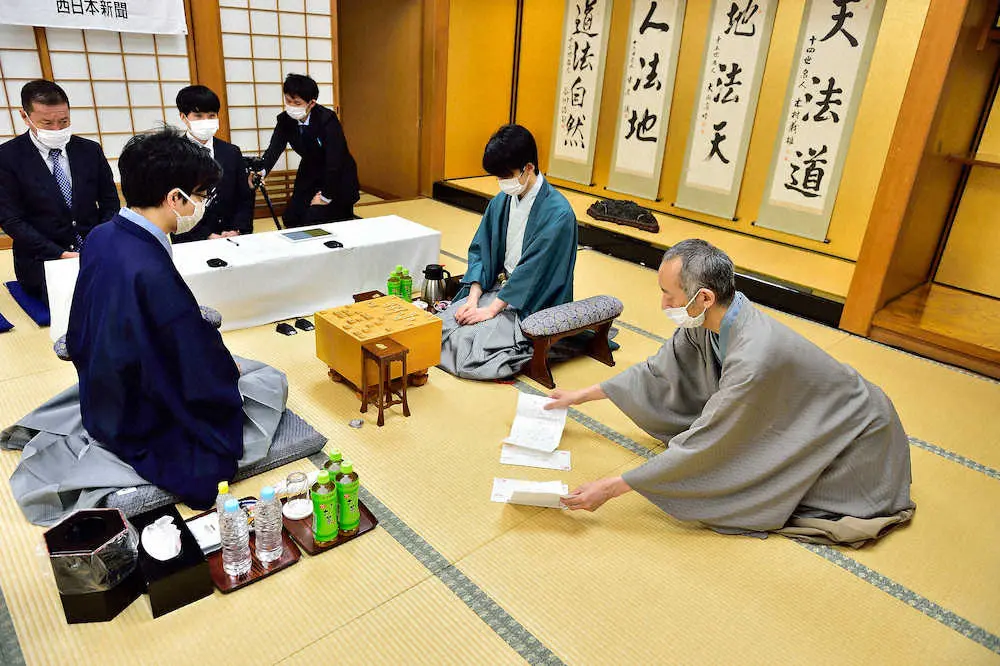 【画像・写真】藤井2冠　豊島竜王との第4局2日目　昼食休憩までに77手進む　藤井は中住まい、豊島は菊水矢倉