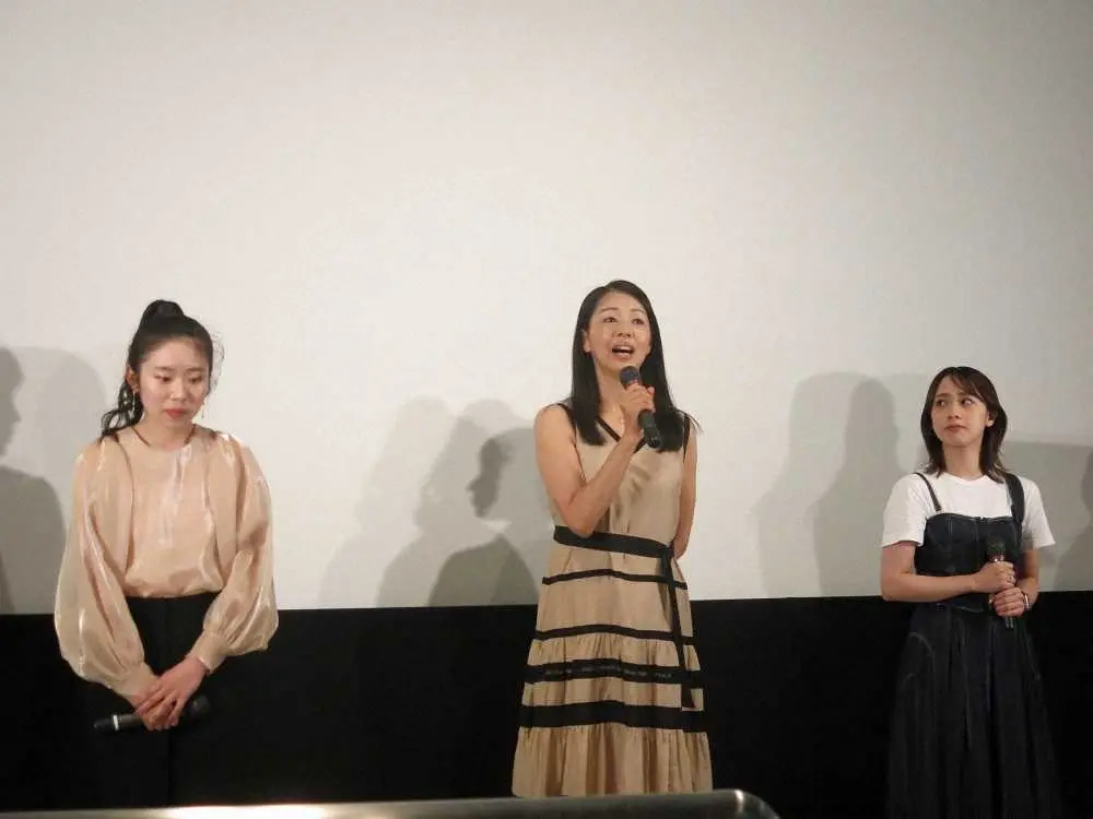 大阪・梅田の「シネ・リーブル梅田」で開かれた映画「ある家族」の舞台あいさつに登場した（左から）寺田もか、野村真美、奥仲麻琴