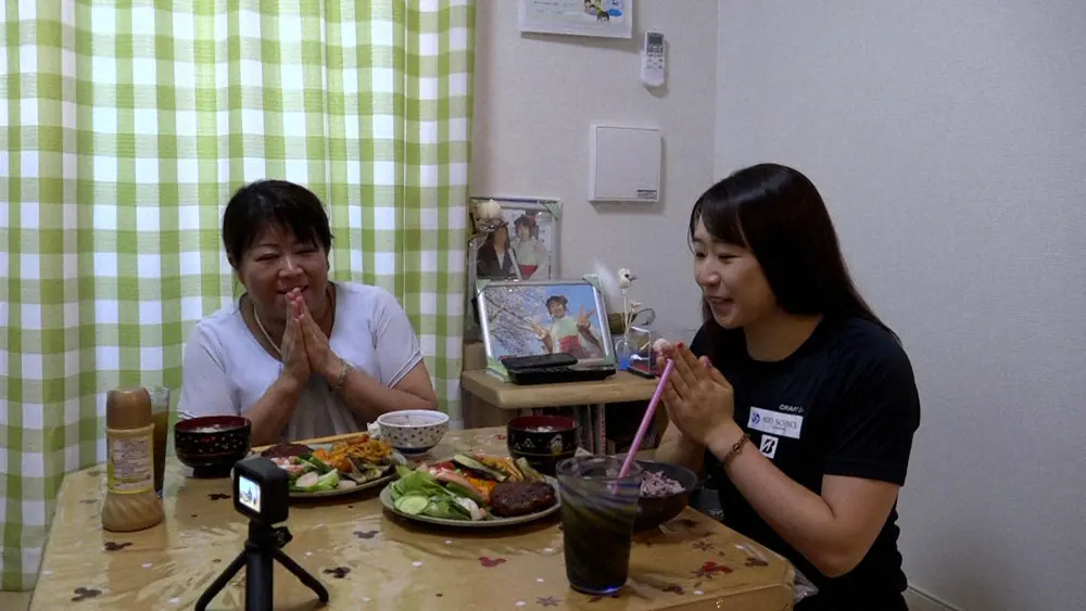 19年に埼玉の実家から伊豆へ引っ越した梶原悠未（左）。母・有里さんが食事などのサポートをしている（C）TBS