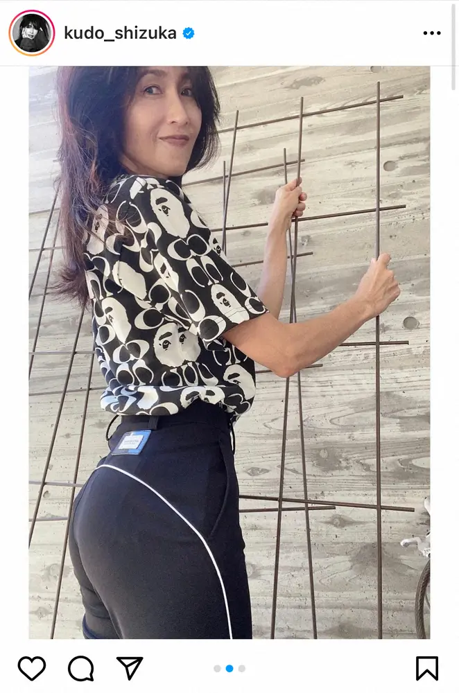 【画像・写真】工藤静香　黒スキニーを使ったカジュアルコーデに反響！　「スタイル抜群」「ウエスト細い」の声