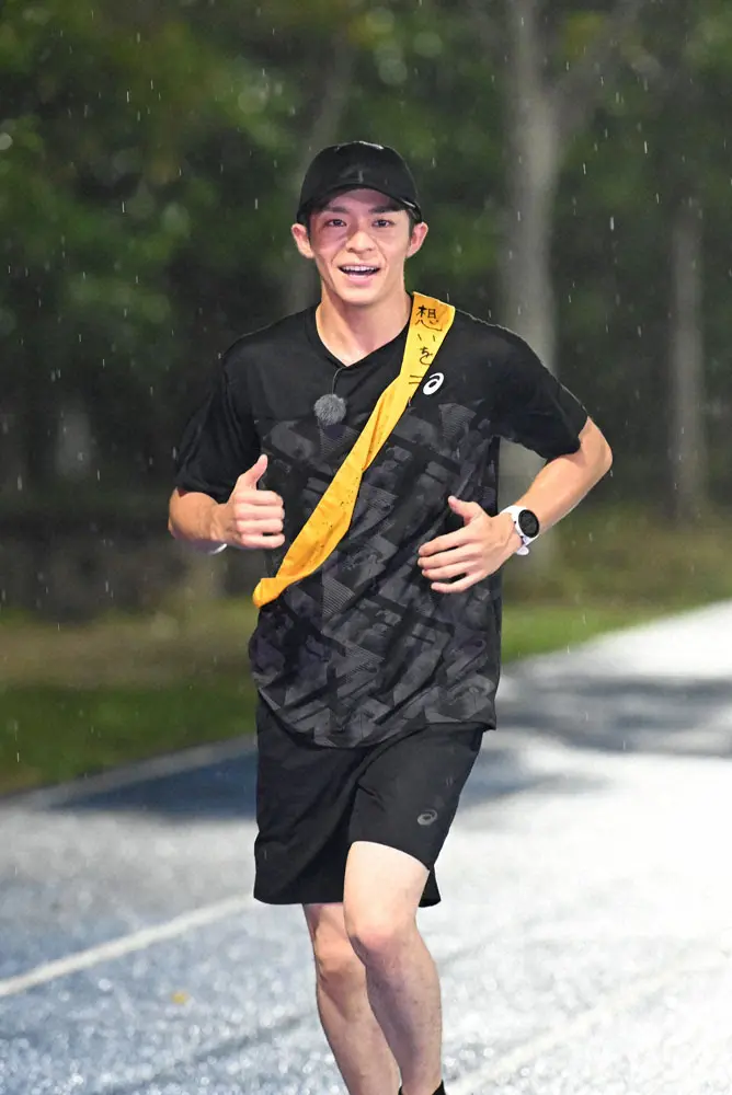 「募金リレー」第一走者の岸優太は雨の中も笑顔で走る（C）日本テレビ