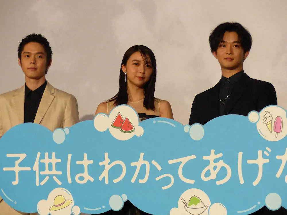 映画「子供はわかってあげない」公開記念舞台あいさつに出席した（左から）細田佳央太、上白石萌歌、千葉雄大