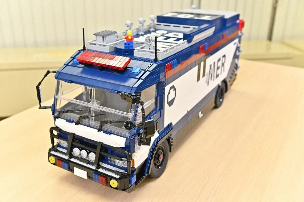 日曜劇場「TOKYO　MER～走る緊急救命室～」に登場する“動く手術室”「ERカー」をブロック玩具「LEGO」で完全再現（C）TBS