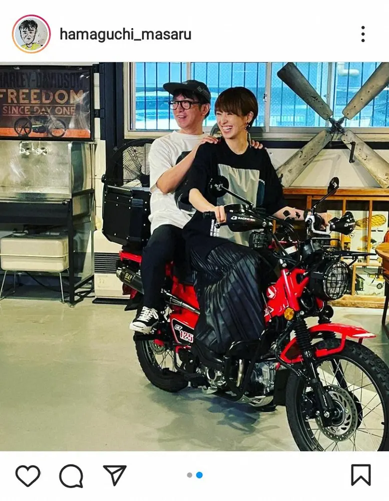 【画像・写真】濱口優　妻・南明奈と愛車CT125ハンターカブにまたがるショットに「仲良し夫婦」「笑顔が最高」の声
