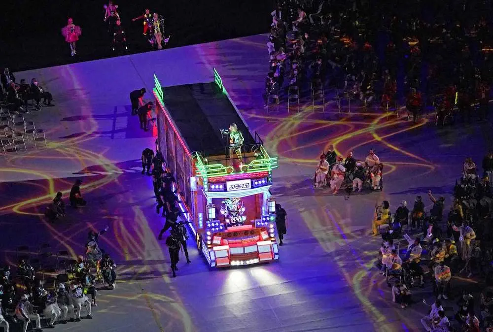 【画像・写真】布袋寅泰　パラ開会式にデコトラに乗って登場　五輪パラセレモニーは25年ぶり参加