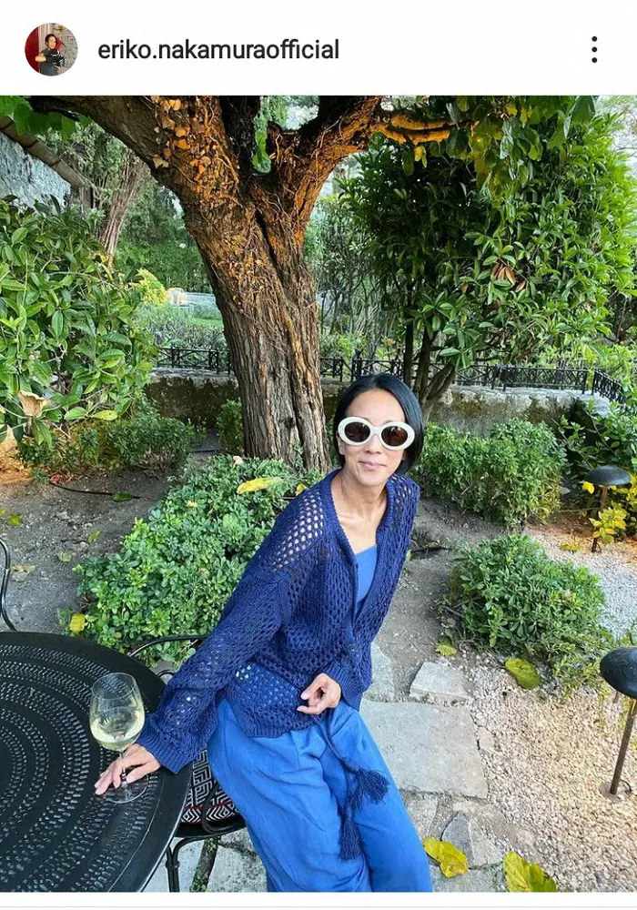 【画像・写真】中村江里子　「大好きな家族時間」ブルーコーデでアペリティフを楽しむ姿に「幸せオーラ　素敵！」の声