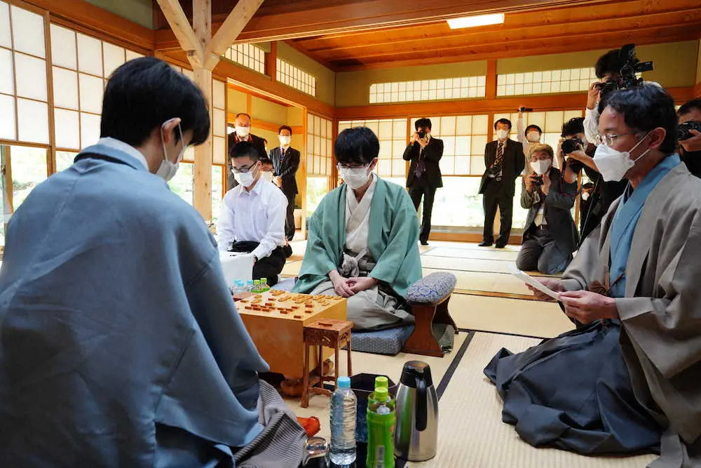 【画像・写真】藤井王位　豊島竜王を退け、棋聖戦に続きダブル防衛「自分なりに足りない部分が見つかった」