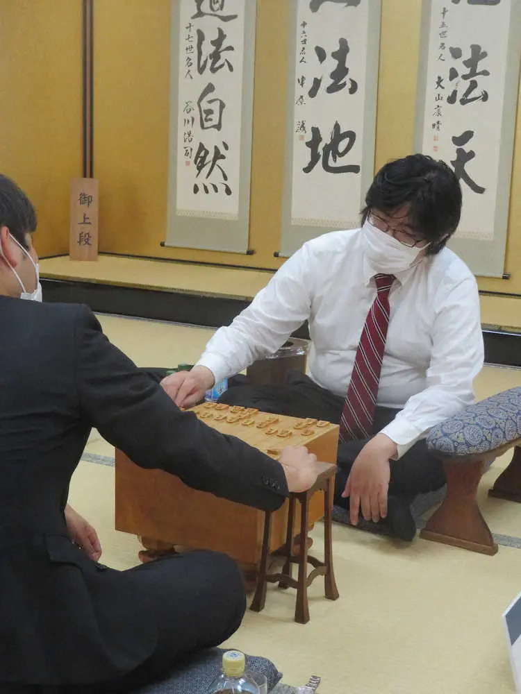 2次予選決勝で八代弥七段（左）に勝利し、挑戦者決定リーグ入りを決めた糸谷哲郎八段