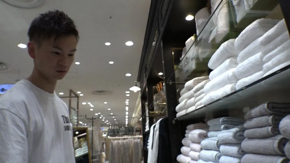 2年前、東野の誕生日プレゼントを買いに渋谷を訪れた渡辺は白のタオルを選ぶ（C）TBS