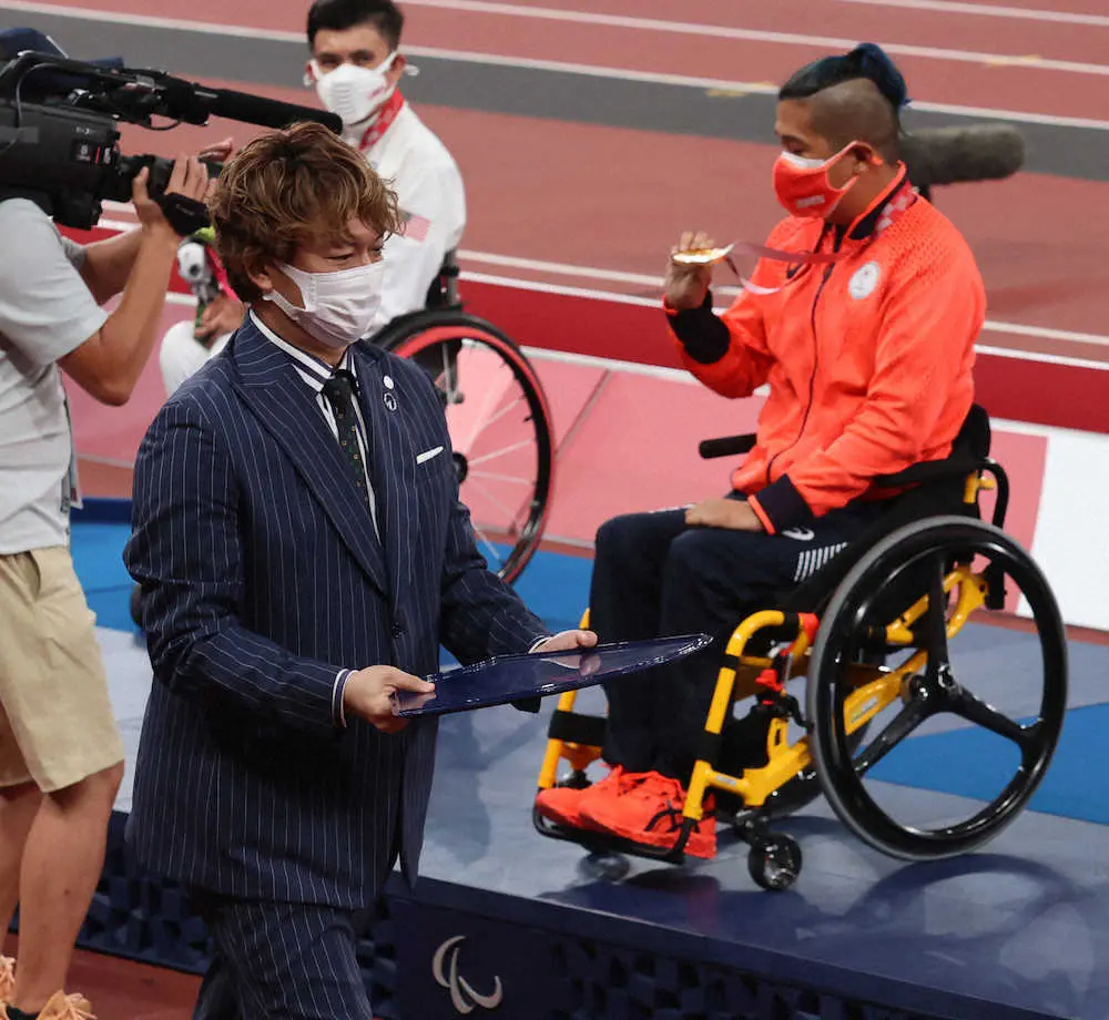 東京パラリンピック陸上男子400メートル車いすT52　プレゼンターとして登場し、佐藤（右）にメダルを授与した香取慎吾