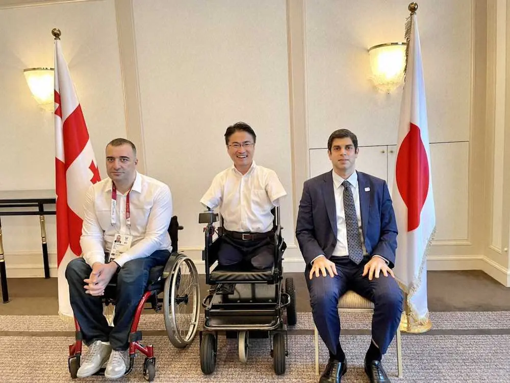 ジョージアのパラリンピック委員会会長を務めるラティ・イオナタミシュビリ氏（左）と乙武洋匡氏。右はティムラズ・レジャバ駐日大使