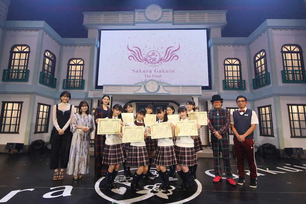 「さくら学院」のラスト公演にサプライズで駆け付けた（左から）松井愛莉、武藤彩未、三吉彩花