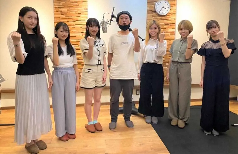 神戸発のアイドルグループ「コウベリーズ」のメンバーと、楽曲を提供した「ガガガSP」のボーカル・コザック前田（中央）