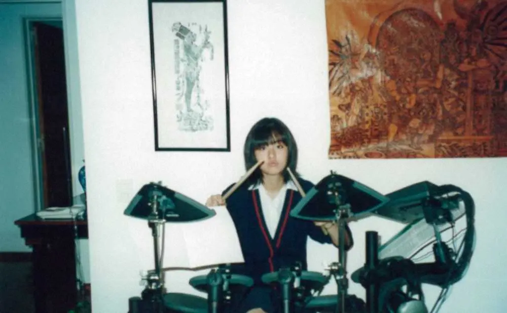 アルゼンチン時代、両親に買ってもらったドラムを叩く中学生の時のシシド・カフカ