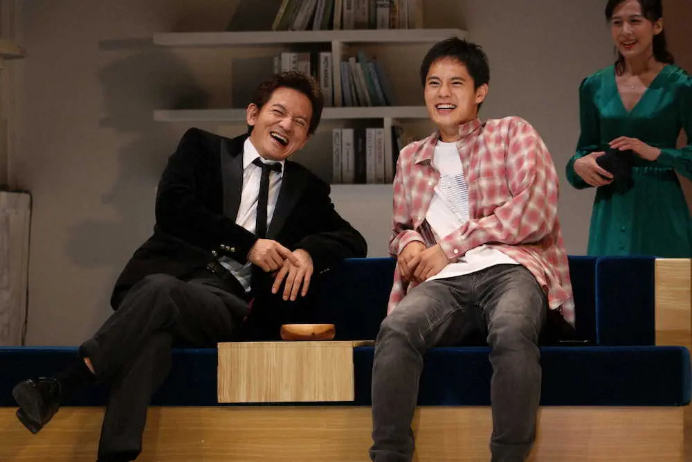 舞台「Le　Fils　息子」で共演する岡本圭人（右）と岡本健一
