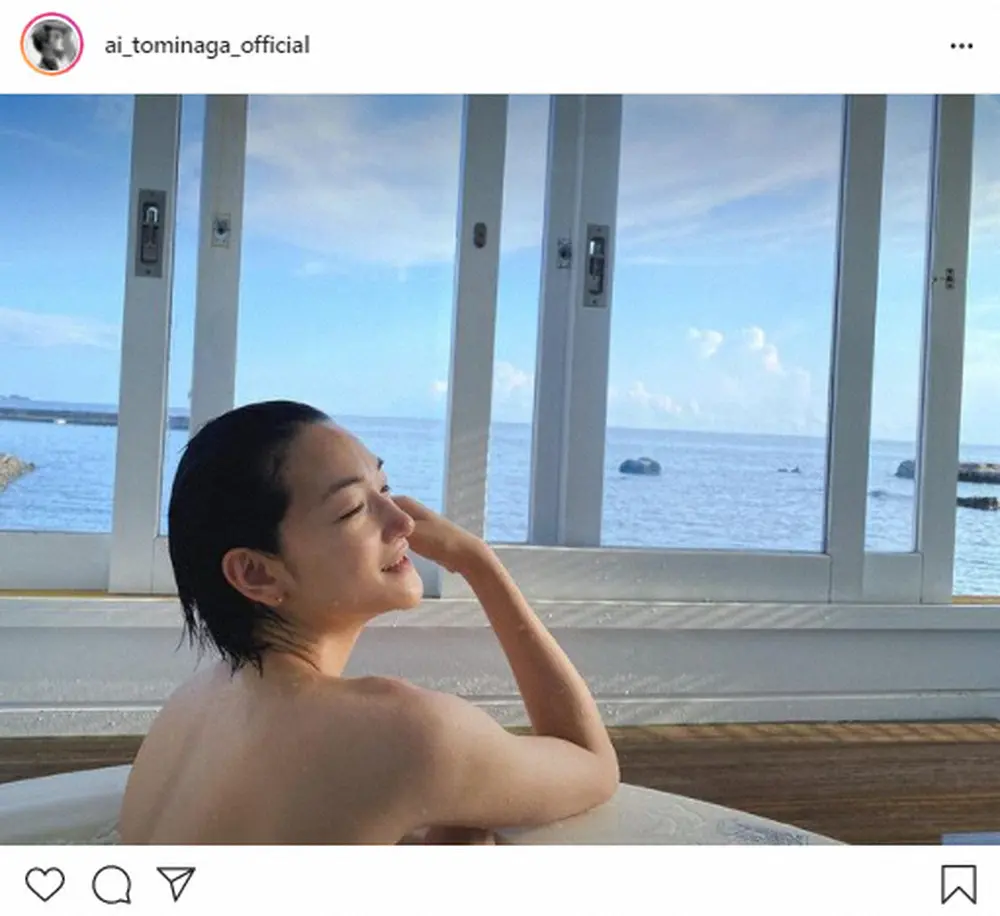 【画像・写真】冨永愛　絶景眺めながらバスタイム　美しい背中が反響　フォロワー「女神降臨」「CM来そう」
