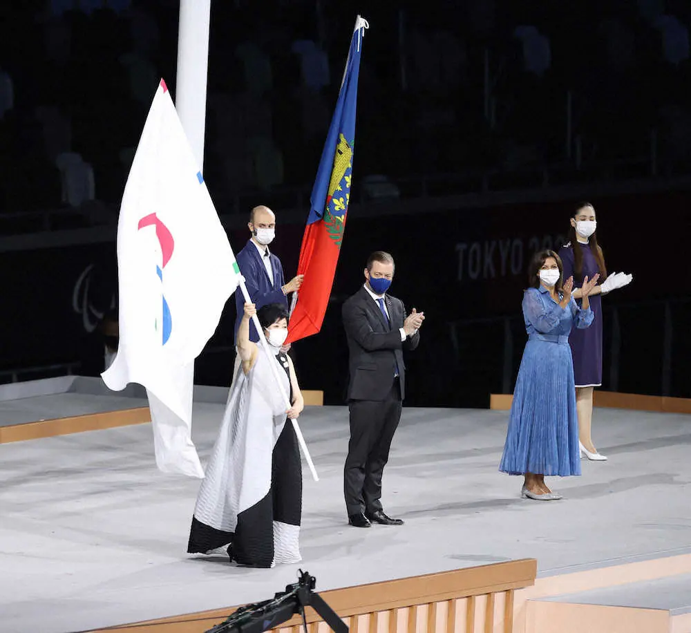 ＜パラリンピック閉会式＞旗を振る小池都知事（左）（撮影・坂田　高浩）