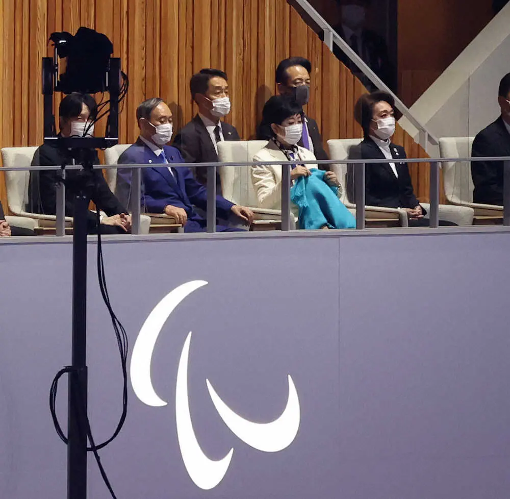 【画像・写真】小池百合子都知事　イッセイ・ミヤケのドレス姿に「ステキ」「モードも似合う」の声