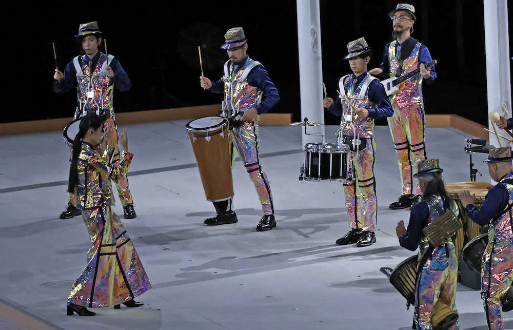 ＜東京パラリンピック閉会式＞バンドを指揮するシシド・カフカ（左）（撮影・光山　貴大）　