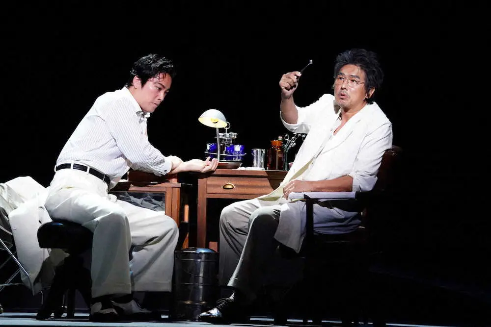 東京・明治座で舞台「醉いどれ天使」の初日を迎えた桐谷健太（左）と高橋克典