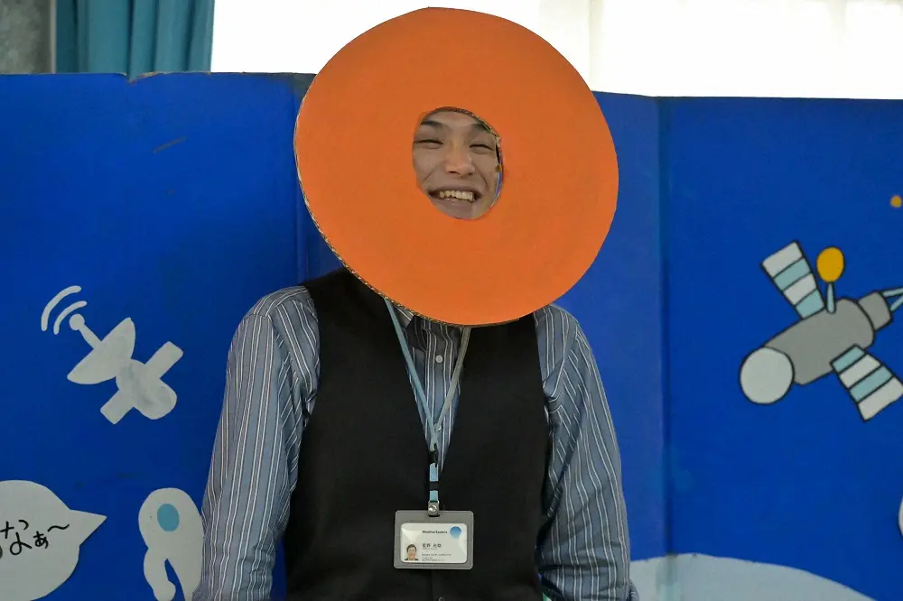 連続テレビ小説「おかえりモネ」第82話。朝ドラ初出演を果たしたもう中学生。背後と顔に付けたのが自作の段ボール作品（C）NHK