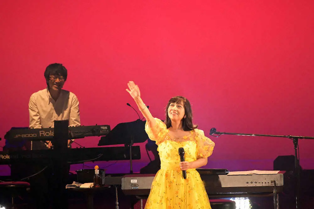 急性白血病から復帰後初となったコンサートで熱演する岡村孝子