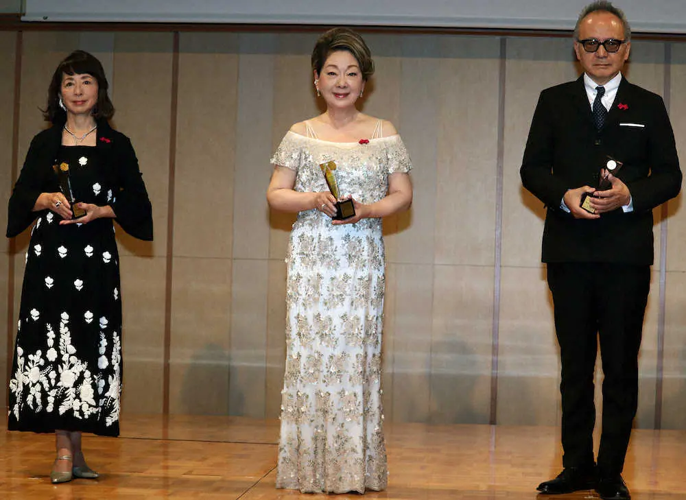 第19回グッドエイジャー賞を受賞した（左から）阿川佐和子さん、由紀さおり、売野雅勇氏