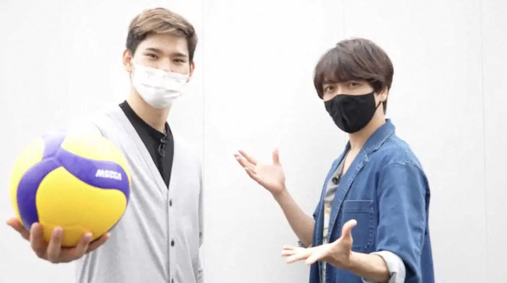 YouTubeチャンネルで対談した男子バレーボール西田有志（左）と山崎育三郎