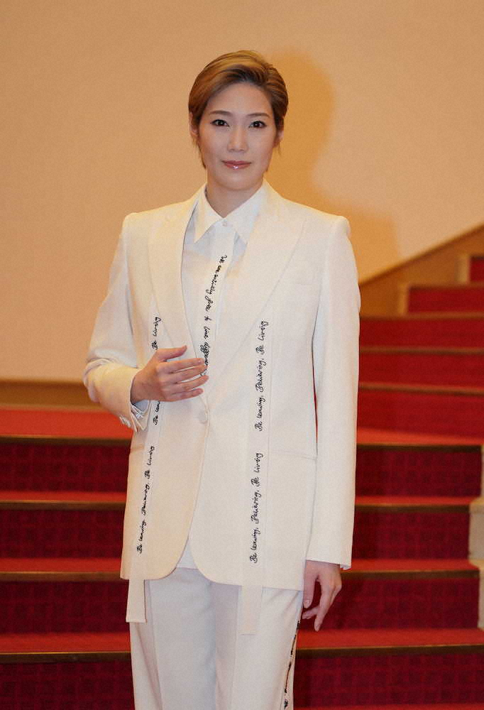 【画像・写真】星組・愛月ひかる　白い軍服姿でラストステージ、男役15年で培った本物の品格示す