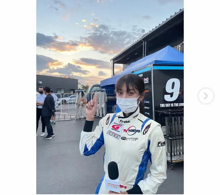 【画像・写真】岡副麻希　レーシングスーツ姿披露に「カッコイイ」「可愛い～」「めっちゃ似合っていて」